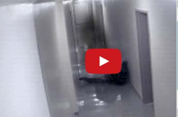 شبح يضرب رجلا !!