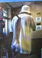 يُجري آخر مكالمة له والسكين في ظهره