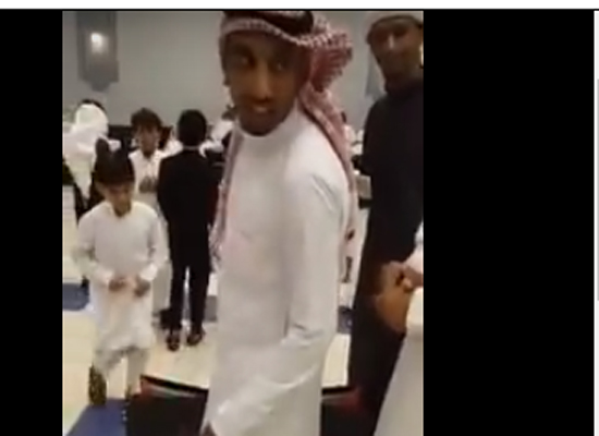 بالفيديو - هدية غريبة تجبر العريس العربي على خلع ثيابه!!! بالفيديو - هدية غريبة تجبر العريس العربي على خلع ثيابه!!!