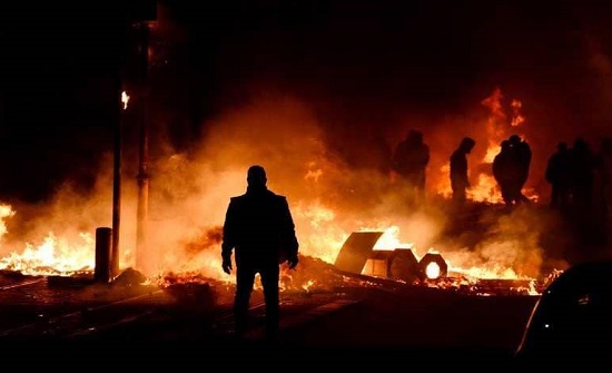 "السترات الصفراء" تحرق أكشاك الرسوم وتسبب فوضى على طرق فرنسا