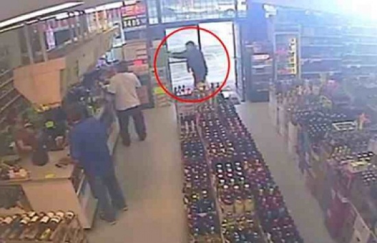 شاهد..  أمريكي يرتكب مجرزة في متجر للمشروبات