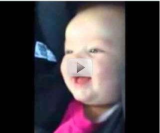 بالفيديو : طفلة رضيعة تسلي نفسها بطريقة مرحة جداً ! هذا المقطع سوف يدهشك !