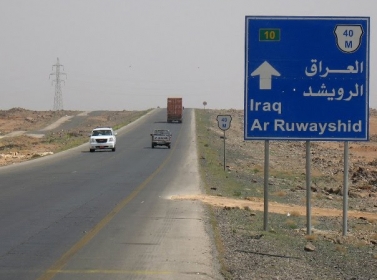 محتجون يغلقون طريق بغداد الدولي بعد مقتل مطلوب محتجون يغلقون طريق بغداد الدولي بعد مقتل مطلوب