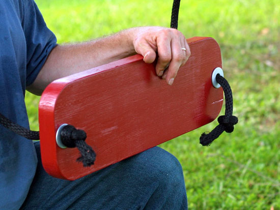 إنقاذ فتاة علقت مؤخرتها في أرجوحة للأطفال