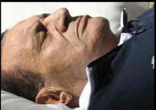 إصابة مبارك بالرأس بعد سقوطه داخل السجن