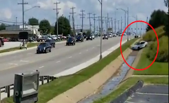 [شاهد] ماذا حدث لموكب “ترامب” خلال مروره على أحد الشوارع الرئيسية بولاية “ميزوري”؟!