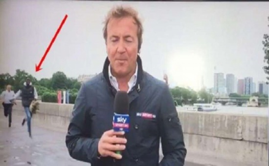 شاهد.. شرطي يطارد لصاً على الهواء مباشرة