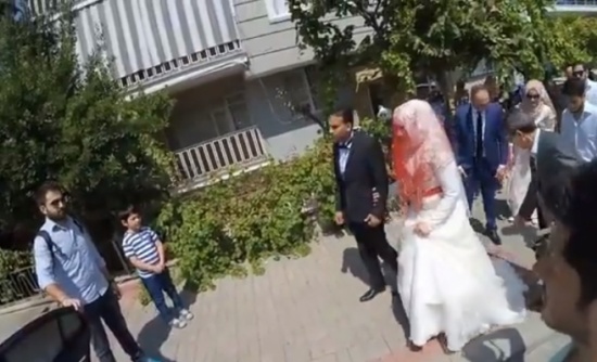 بالفيديو.. عروس تحرج عريسها أمام أقاربهما والمعازيم بالفيديو.. عروس تحرج عريسها أمام أقاربهما والمعازيم
