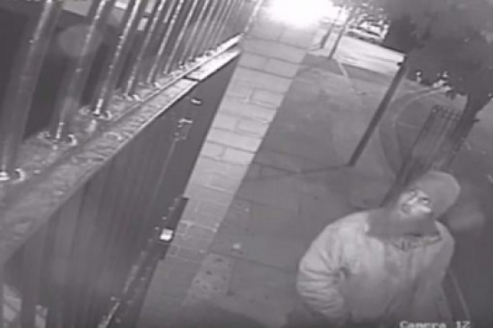 بريطاني يرمي كيساً من لحم الخنزير على مسجد بلندن