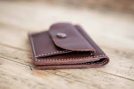 طفل يسلم محفظة عثر عليها لشرطة اربد