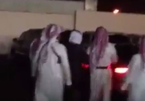 شاهد.. عريس يتلقى مزحه من العيار الثقيل يوم زفافه