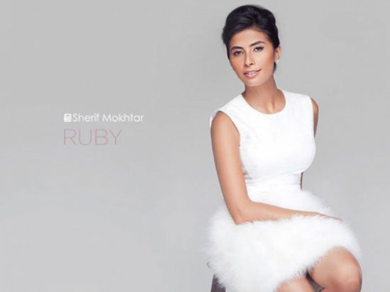 روبي في جلسة تصوير بعد إعلانها زواجها