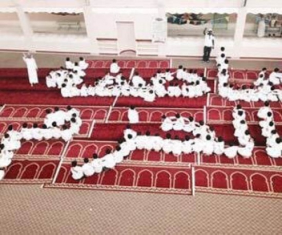 بالصورة.. طلاب مدرسة سعودية يشكلون بأجسادهم كلمة "عاصفة الحزم"‎
