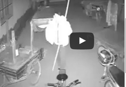 شاهد.. يتسلل في ظلمة الليل لسرقة الملابس