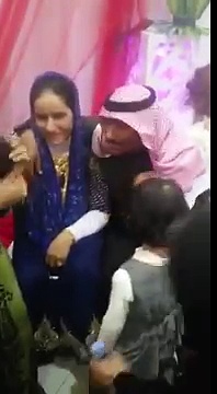 بالفيديو.. عريس يترك عروسه ويداعب زوجته الأولى