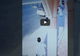 لحظة دهس سيارة لرجل عجوز بطريقة مروعة