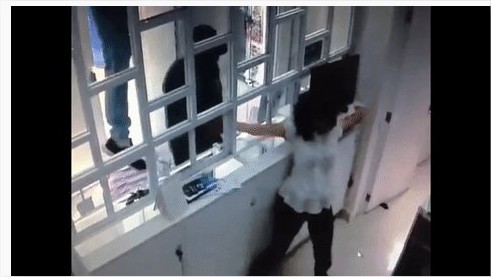 بالفيديو: لصوص يهاجمون عاملة متجر بشراسة بالفيديو: لصوص يهاجمون عاملة متجر بشراسة