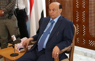 الرئيس اليمني يقيل 4 من قيادات الجيش الموالين للحوثيين ويحيلهم لمحاكمة عسكرية الرئيس اليمني يقيل 4 من قيادات الجيش الموالين للحوثيين ويحيلهم لمحاكمة عسكرية