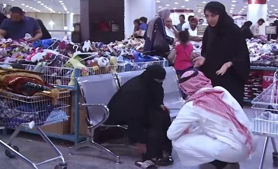 زوجة تسب زوجها ووالدته أمام الجميع في محل تجاري.. شاهد ردة فعل المتسوقين زوجة تسب زوجها ووالدته أمام الجميع في محل تجاري.. شاهد ردة فعل المتسوقين