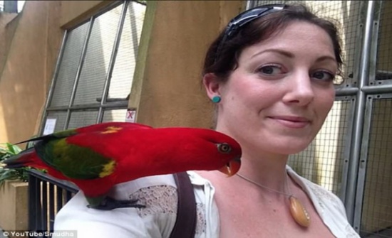 بالصور.. فتاة تعثر على مفاجأة غير متوقعة بقلادة ارتدتها 18 شهرا