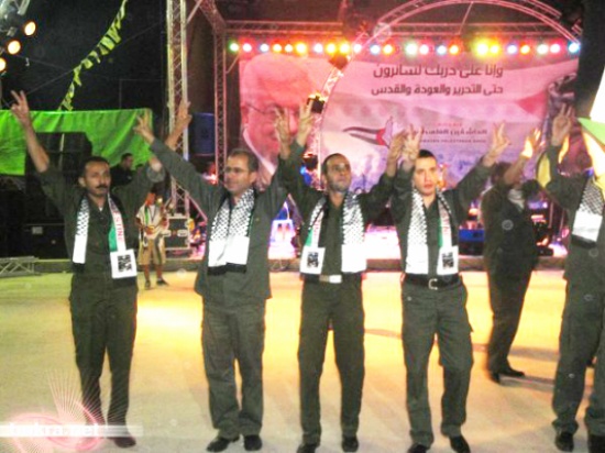 فرقة العاشقين تغرد في ساحة السرايا وسط غزة رغم الظلام فرقة العاشقين تغرد في ساحة السرايا وسط غزة رغم الظلام
