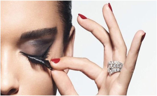 بالفيديو :رد فعل شاب شاهد امرأة تزيل رموشها الصناعية لأول مرة