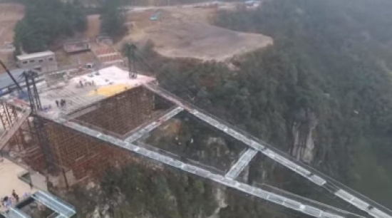 فيديو.. أعلى جسر زجاجي في العالم يدخل “جينيس”