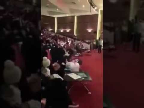 . شاهد ماذا فعل شاب مع والدته أثناء حفل تخرجه