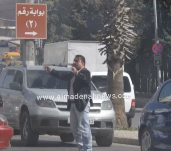 مواطن يغلق شارعا في عمان احتجاجا على مخالفة سير ( صور )