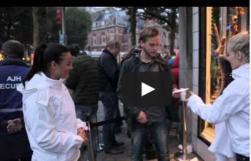 بالفيديو: أمام متاجر آبل.. ماذا يفعل كشك للخياطة؟