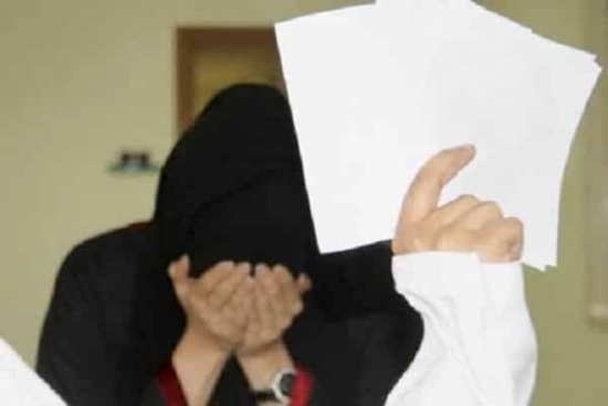 مبتز يهدد سعودية بنشر صورها وفضحها أمام أهلها وزوجها.. والأخيرة تشتري صمته لمدة 14 عامًا بهذه الطريقة! مبتز يهدد سعودية بنشر صورها وفضحها أمام أهلها وزوجها.. والأخيرة تشتري صمته لمدة 14 عامًا بهذه الطريقة!