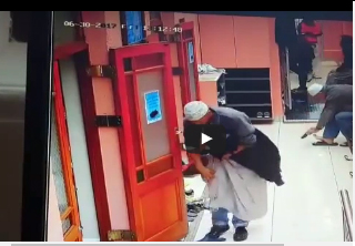 شاهد.. شخص يسرق حذاء من أمام مسجد
