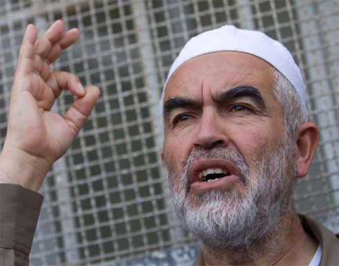 الاعتداء على الشيخ صلاح بسجنه.. وضابط يتوعده بالتصفية