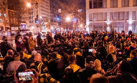 إصابة 8 اشخاص واعتقال 23 آخرين خلال اشتباكات بين مؤيدين ومعارضين لترامب في واشنطن