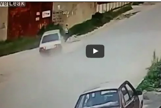 لحظة نجاة طفل بأعجوبة من سيارة طائشة