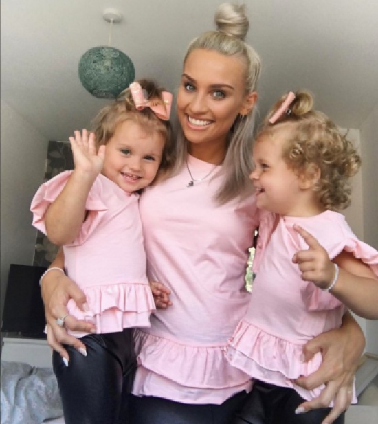 بالصور.. حولت طفلتيها إلى نجمتي إنستقرام وتجني من ورائهما المال