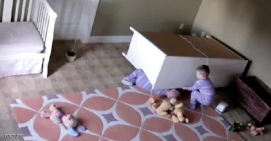 شاهد.. طفل ينقذ شقيقه من الموت بعد سقوط دولاب خشبي عليه