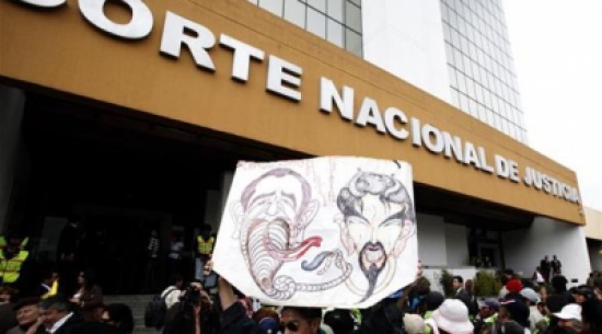 اكوادورية تقتل طفلتها لأنها أوقعت التلفزيون