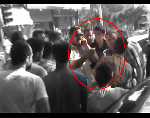 "بائع متجول" يقبل قدم ضابط والأخير يرد عليه بـ"الصفع"