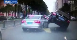 بالفيديو والصور.. سائق يقفز بسيارته على أخرى حاولت تجاوزه بالفيديو والصور.. سائق يقفز بسيارته على أخرى حاولت تجاوزه