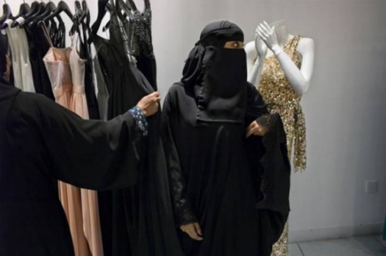 منع المرأة السعودية من العمل في 23 وظيفة‍!
