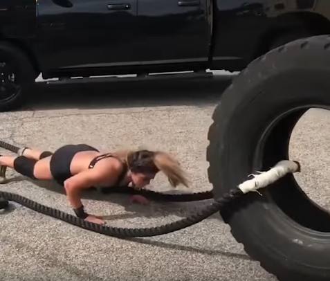 فيديو| تحمل عجلات ضخمة وتجرّ شاحنات .. فتاة باكستانية بقوة خارقة ومهارة لا مثيل لها!