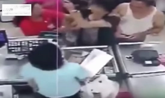 فيديو| بعد أن اعتدى عليها الزبائن.. هذا ما فعلته بنفسها!