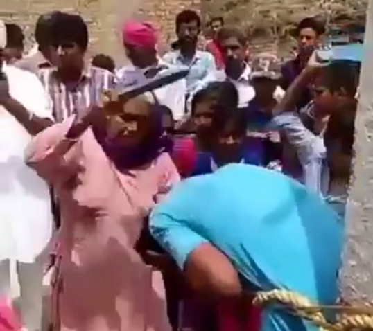 “شاهد” ربطنه بعامود إنارة وضربنه بالأحذية على رأسه .. عقوبة متحرش بفتاة على الملأ!