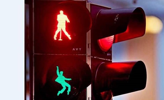 بالصورة .. بلدة ألمانية تبتكر "أغرب" إشارة مرور في العالم