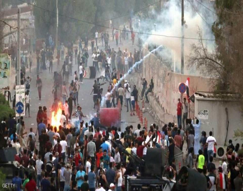 متظاهرون يحاولون اقتحام مقر مجلس محافظة البصرة