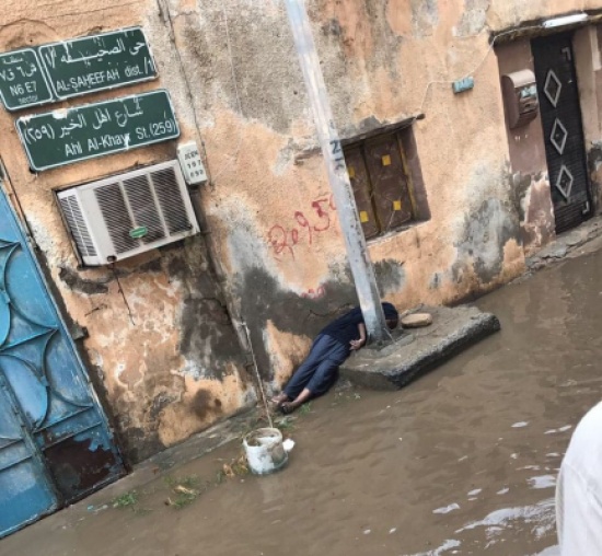 هذه حقيقة الصورة الصادمة للطفل المصعوق بالامطار