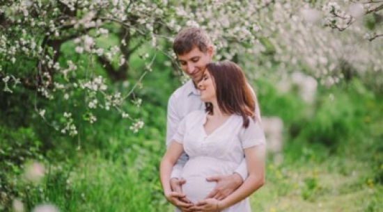 8 طرق مميزة لتزفي خبر حملك الأول لزوجك