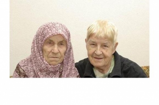 بعد 72 عاماً الـ"فيس بوك" يجمع شقيقتين بوسنيتين بعد 72 عاماً الـ"فيس بوك" يجمع شقيقتين بوسنيتين
