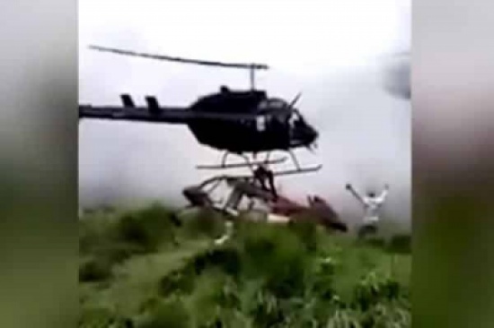 فيديو يُوثق لحظة تحطم هليكوبتر أثناء إنقاذ ركاب طائرة أخرى